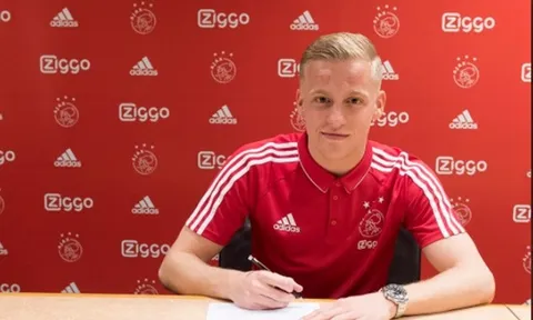 Van der Sar phá vỡ im lặng, lộ mức lương của Van de Beek tại Man United