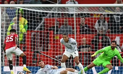 Carragher chỉ ra điểm yếu chết người của Van Dijk