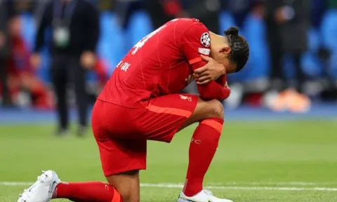 Van Dijk đổ sụp, thất thần rồi bật khóc