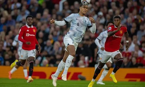 Van Dijk hoá "gã hề" vì sở trường của chính mình