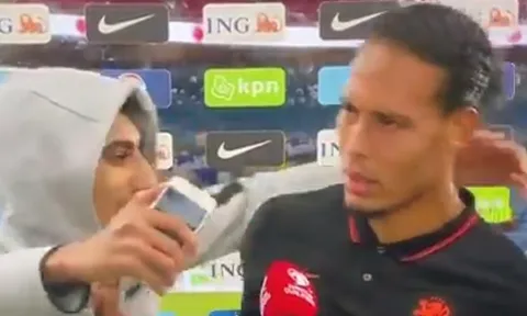Van Dijk nhăn nhó, đẩy fan hâm mộ sang 1 bên