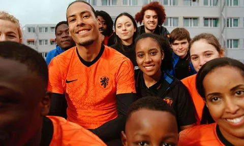 Van Dijk: 'Tôi chưa từng thấy một chiếc áo đấu nào như vậy'