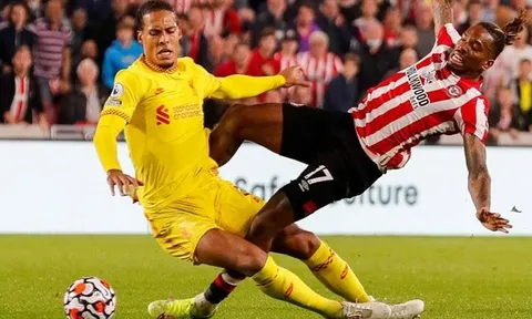 “Van Dijk trừng mắt với các đồng đội”