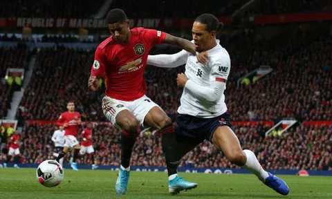 Van Dijk trượt té, CĐV Liverpool chúc mừng: "Man Utd vô địch"