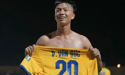Văn Đức lập siêu phẩm giúp SLNA lên ngôi đầu bảng