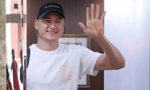 Văn Lâm trở lại Việt Nam trong ngày sinh nhật