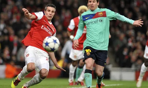 Van Persie kêu gọi Man Utd công bố vụ Messi