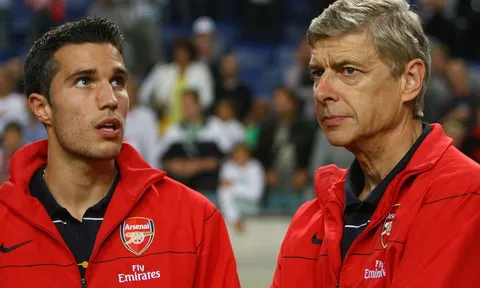 Van Persie tiết lộ từng yêu cầu Arsene Wenger chiêu mộ hậu vệ “sát thủ”