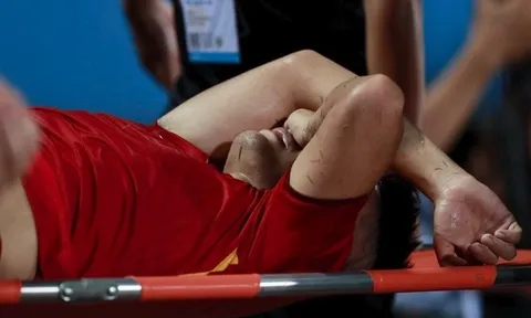 Văn Xuân chấn thương nặng, ôm mặt rời sân trên cáng