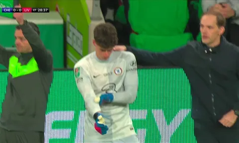 Vào sân bắt penalty, Kepa "bắn chim" khiến Chelsea thất bại