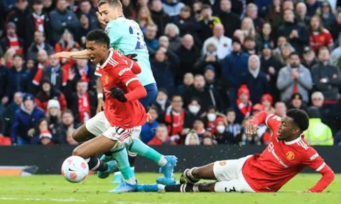 "Vào vai" trung vệ, Elanga kéo dài chuỗi ngày ác mộng của Rashford