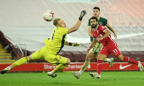 VAR 2 lần gây bất lợi, Liverpool chật vật ngay tại Anfield