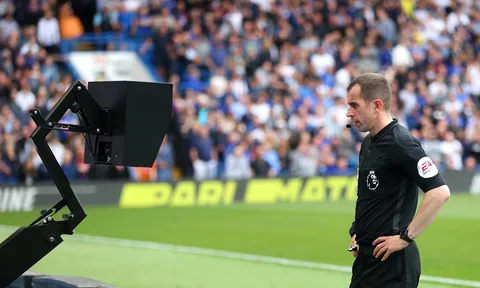 VAR: Công nghệ đốt tiền trong bóng đá