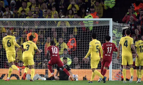 VAR gây tranh cãi trong chiến thắng của Liverpool