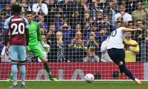 VAR 'kiến tạo', Spurs đẩy Arsenal xuống vị trí thứ 5