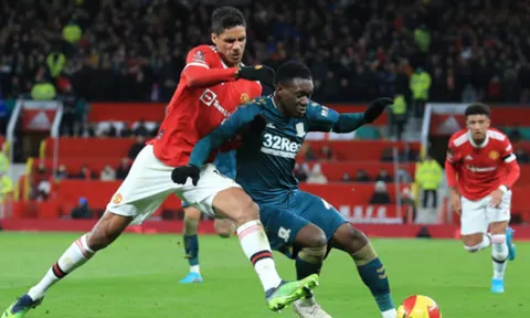 Danny Mills nói thẳng vấn đề của Varane ở Man Utd