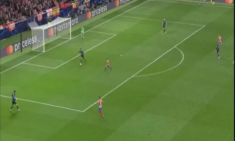 Varane tấu hài ngay trước khung thành của De Gea