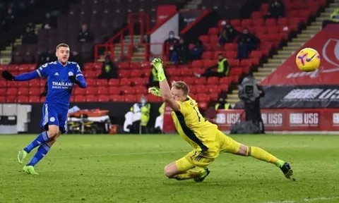 Cơn ác mộng của Ramsdale vắng mặt trận Arsenal - Leicester