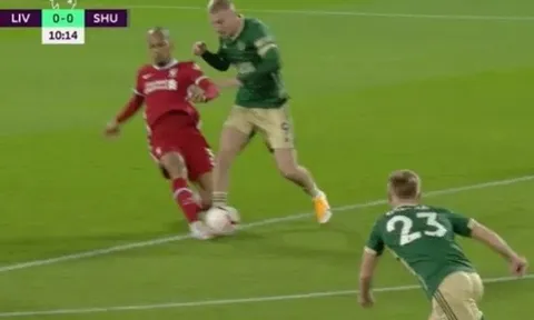 CHOÁNG! Liverpool suýt ôm hận trước Sheffield vì quả 11m 'hoang đường'