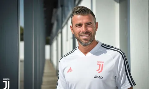 Về Juventus, Allegri tính chiêu mộ "mảnh ghép của BBC"