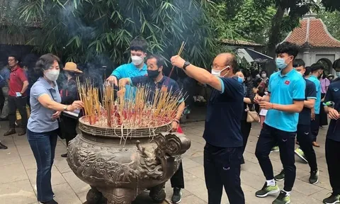 Thầy trò HLV Park Hang-seo dâng hương Đền Hùng