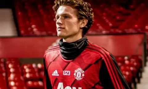 Vì lý do hy hữu, "kẻ đánh bại tử thần" chưa thể rời Man United