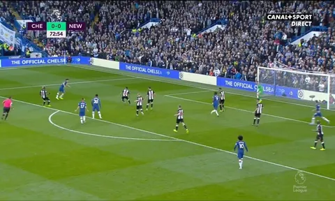 Vì sao Alonso 'tự do' trong vòng cấm Newcastle?