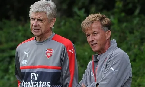 Vì đâu Arsenal bán viên ngọc Hà Lan với giá 540.000 bảng?