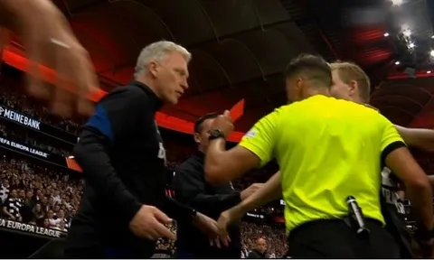 Vì sao David Moyes ăn thẻ đỏ ở trận Frankfurt?