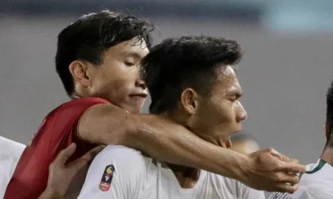 Vì sao Văn Hậu không bị phạt dù kẹp cổ cầu thủ U22 Indonesia?
