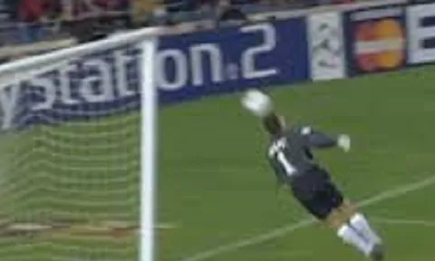 Video: Pha cứu thua khó tin bậc nhất lịch sử Champions League