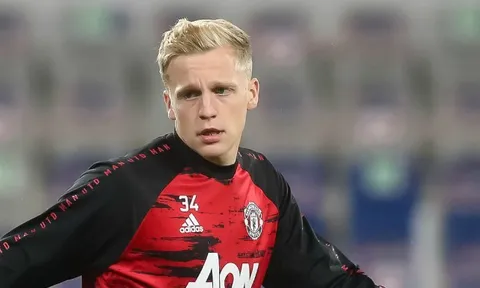 'Việc đến M.U không có lợi cho sự phát triển của Van de Beek'