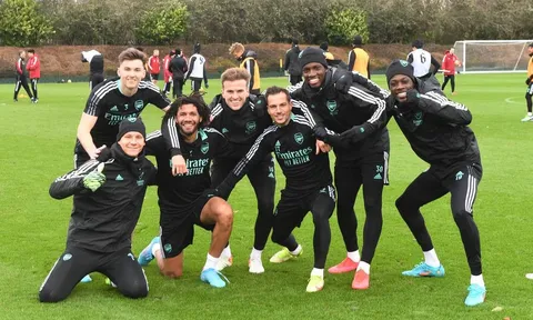 Viện binh xuất hiện, số 10 tả xung hữu đột trên sân tập Arsenal