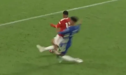Viên ngọc quý của M.U bị sao trẻ Chelsea triệt hạ