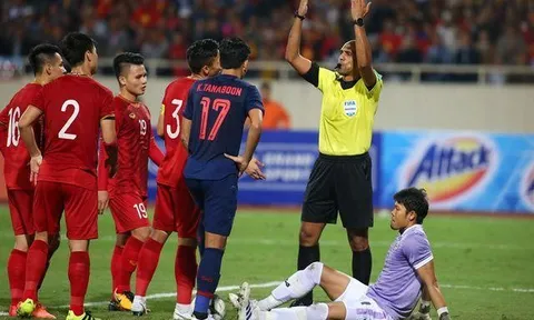 Cựu trọng tài Graham Poll nói thẳng về bàn thắng bị từ chối của ĐT Việt Nam