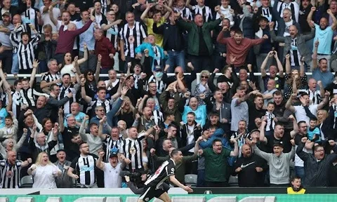 Việt vị cả dặm, sao Newcastle ăn mừng như trúng số trước Liverpool