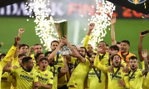 Villarreal ngạo nghễ nâng cúp vô địch, 2 'người hùng' được tung hô