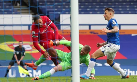 "Đồ tể" Jordan Pickford lập tức có hành động gửi tới Van Dijk sau trận