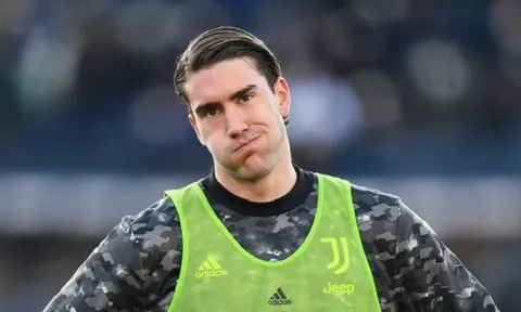 Dusan Vlahovic thêm một lần xát muối vào nỗi đau của Arsenal
