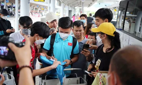 Người hâm mộ TP.HCM mừng rỡ đón thầy Park và tuyển Việt Nam