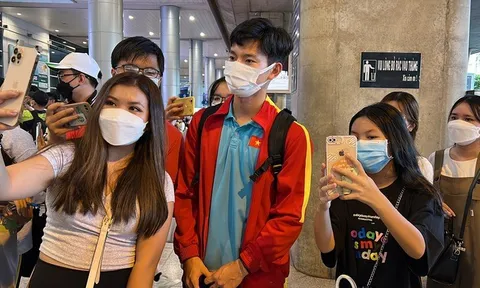 Người hâm mộ chào đón 11 cầu thủ U23 Việt Nam trở về TP HCM
