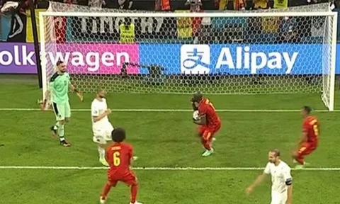 Vừa ghi bàn, Lukaku lập tức làm 1 điều với Donnarumma