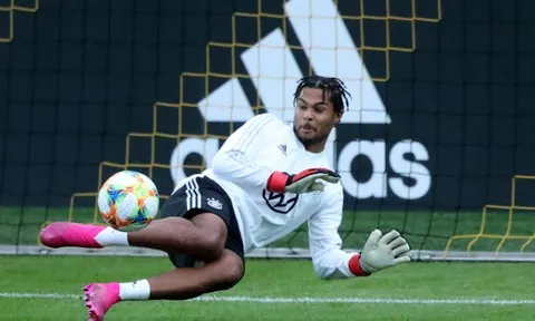 Vừa lập 'poker' Champions League, Gnabry đã hóa thân thành thủ môn