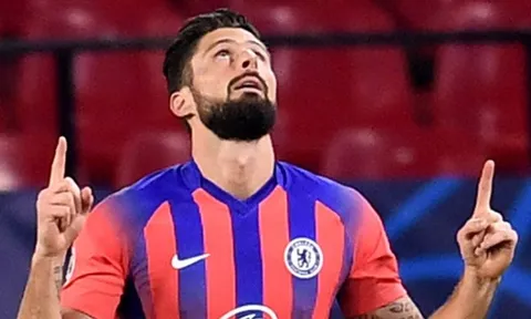 Vừa rời sân, Giroud lập tức làm 1 chuyện với Abraham