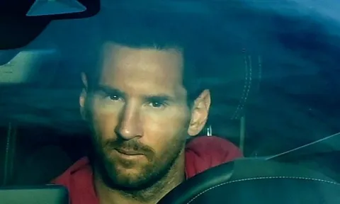 Vừa trở lại, Messi đã hành động đặc biệt "đốn tim" CĐV Barcelona