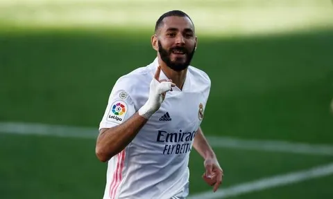 Karim Benzema đạt cột mốc khủng khi đưa Real Madrid lên ngôi đầu La Liga