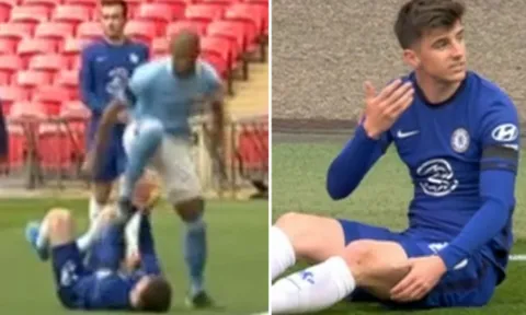 Chơi bẩn, sao Man City đạp thẳng vào mặt Mason Mount