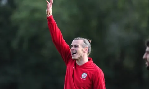 Rời xa Real, Bale "thả ga" nô đùa trên tuyển Wales