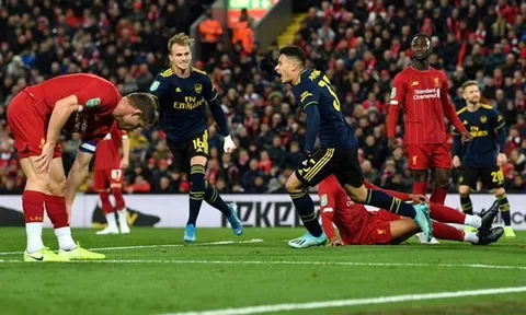Liverpool vượt Man Utd về danh hiệu, đại chiến nổ ra