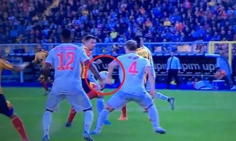 CĐV Man Utd hả hê nhìn De Ligt mắc sai lầm